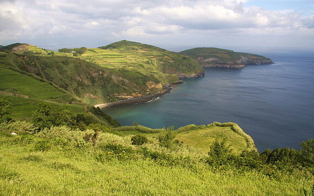Bild einer Reise mit der typischen Küstenlinie der Azoren auf São Miguel. Quelle: Von Laragheast